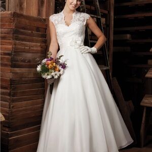 Chic White Lace Wedding Dress